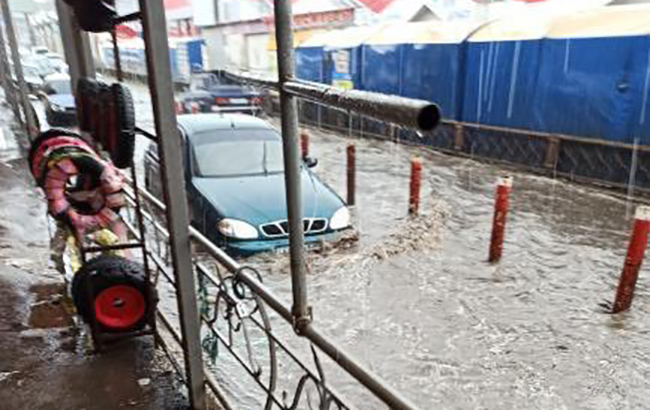 У Харкові через потужну зливу затопило ринок